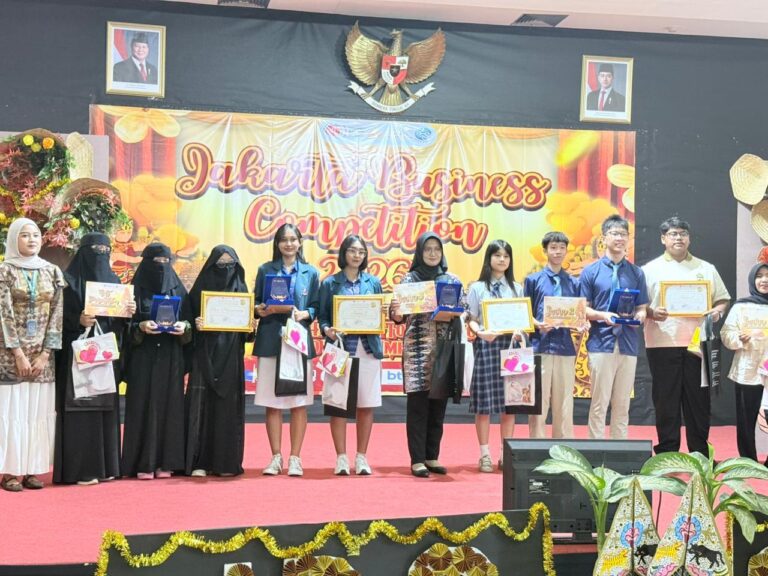 SMA Negeri 1 Abiansemal kembali meraih prestasi membanggakan di tingkat nasional melalui karya esai berjudul “Aroma of Devotion: Reaktualisasi Nilai Tri Hita Karana melalui Transformasi Limbah Bunga Upakara menjadi Essential Oil Diffuser Berbasis Ekonomi Sirkular”.