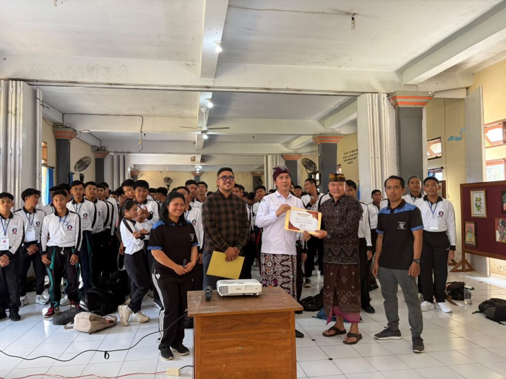 Hari Keempat MPLS RAMAH SMAN 1 Abiansemal: Kerja Bakti Lingkungan, Pengenalan Kurikulum, serta Sosialisasi KPU dan Bahaya NAPZA