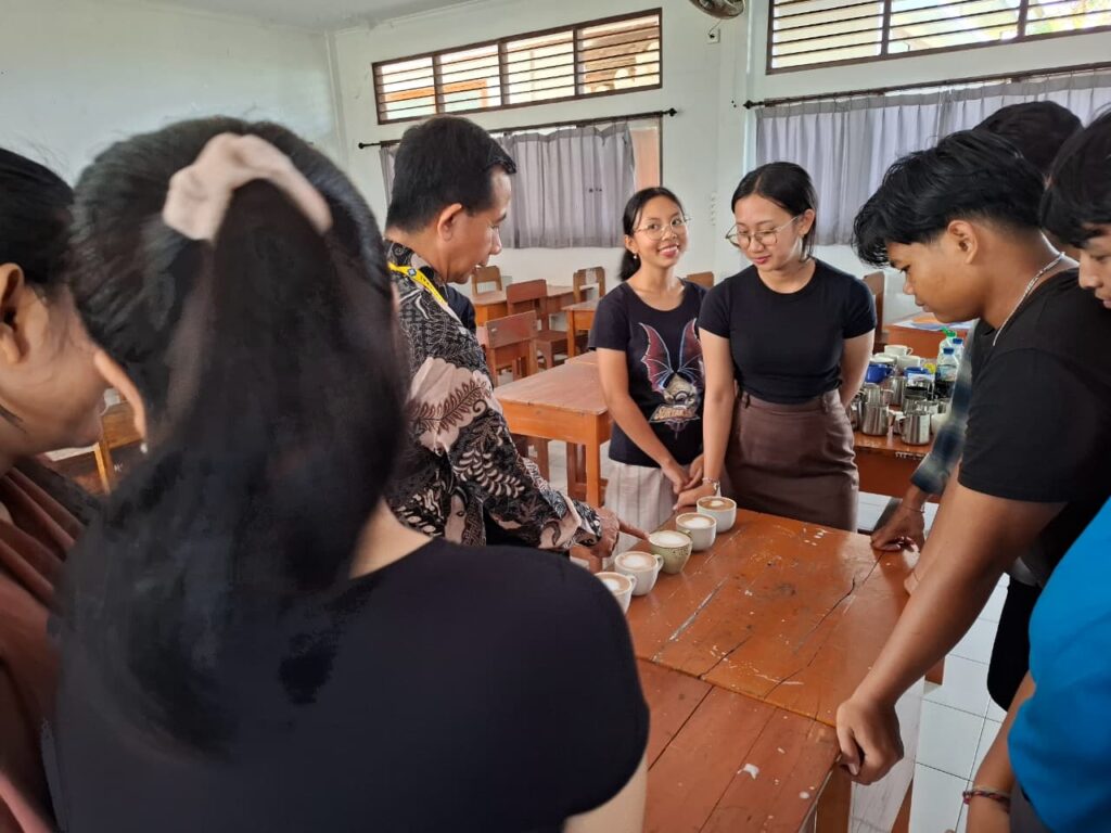 Pelatihan Barista Kampus Kaniva Mengwi Bekali Siswa SMA Negeri 1 Abiansemal dengan Kompetensi Industri Kopi