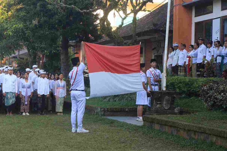 Penuh Khidmat, SMAN 1 Abiansemal Gelar Upacara Bendera Peringati Hari Jadi ke-68 Provinsi Bali