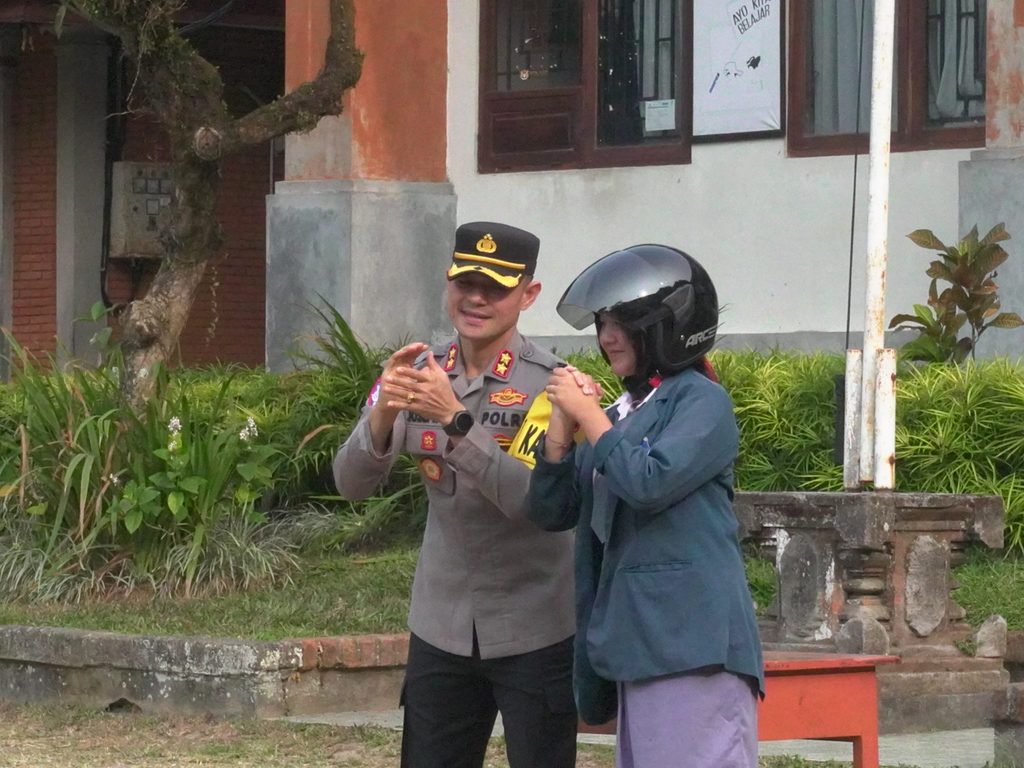 Polres Badung Gelar Sosialisasi Polisi Peduli Pendidikan tentang Kenakalan Remaja di SMAN 1 Abiansemal